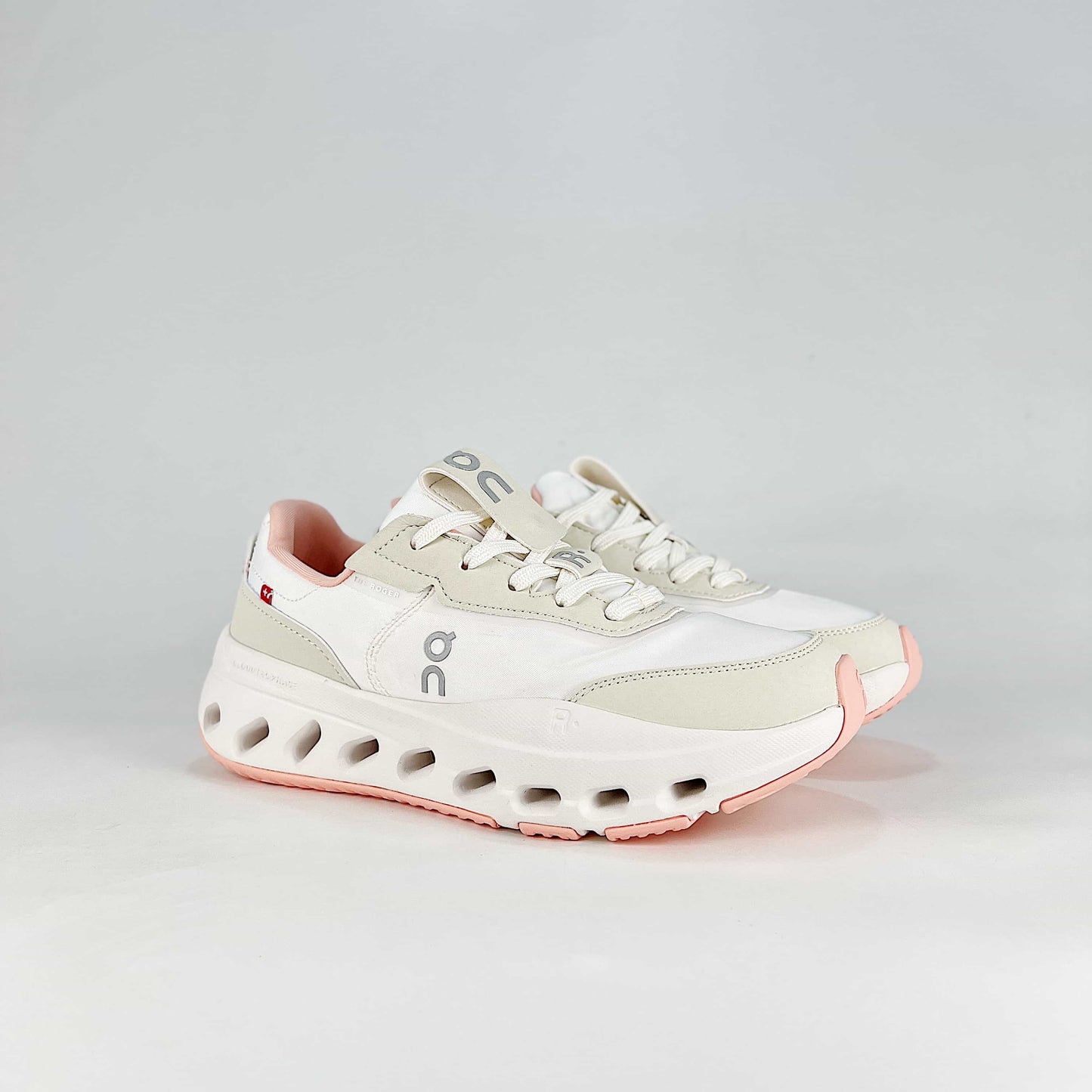 On The Roger Wildcard – White & Cream Unisex Premium Retro Tennis Comfortable Versatile Lifestyle Sneakers