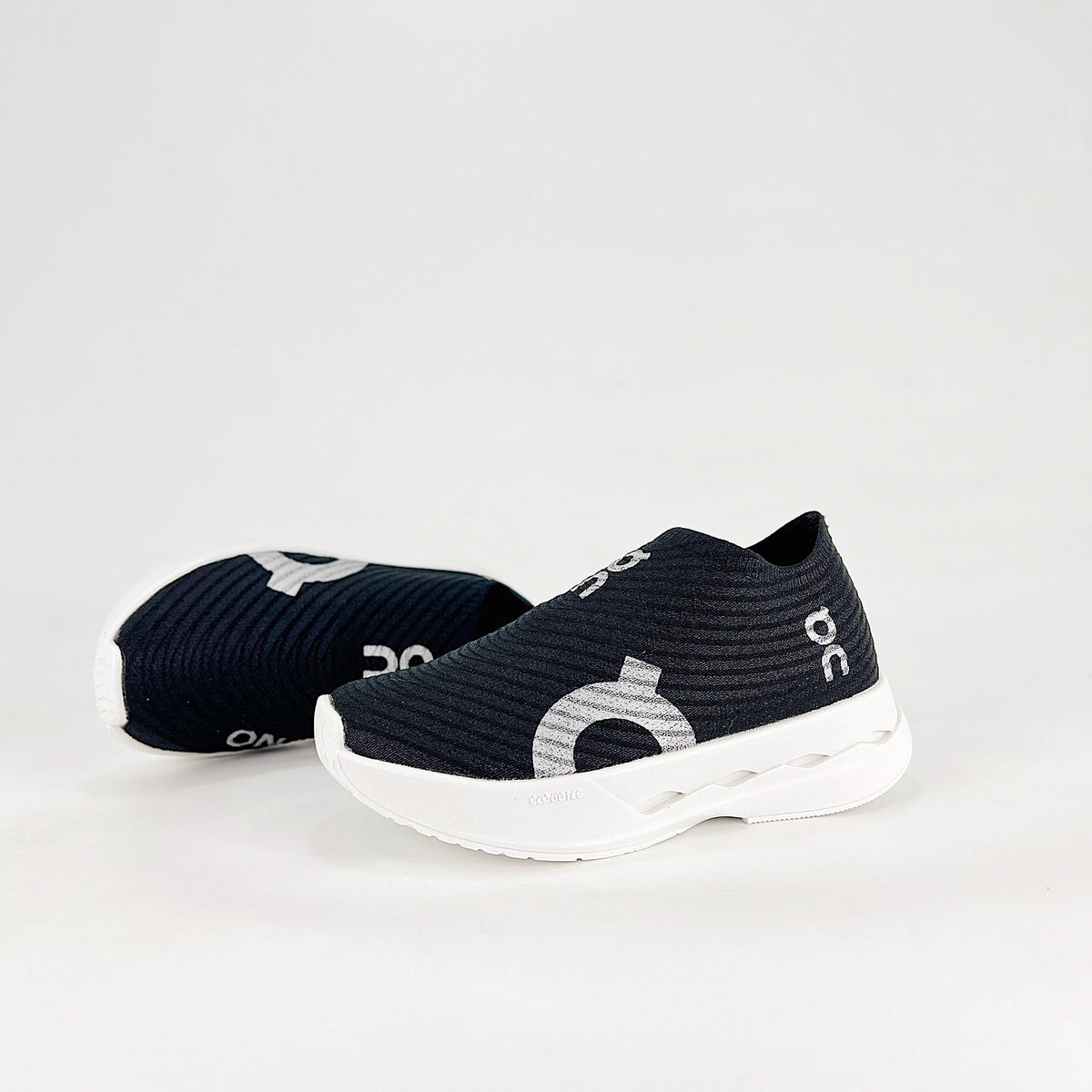On Cloud Boom – Kids Lightweight Breathable Slip-On Running Shoes | Black & White