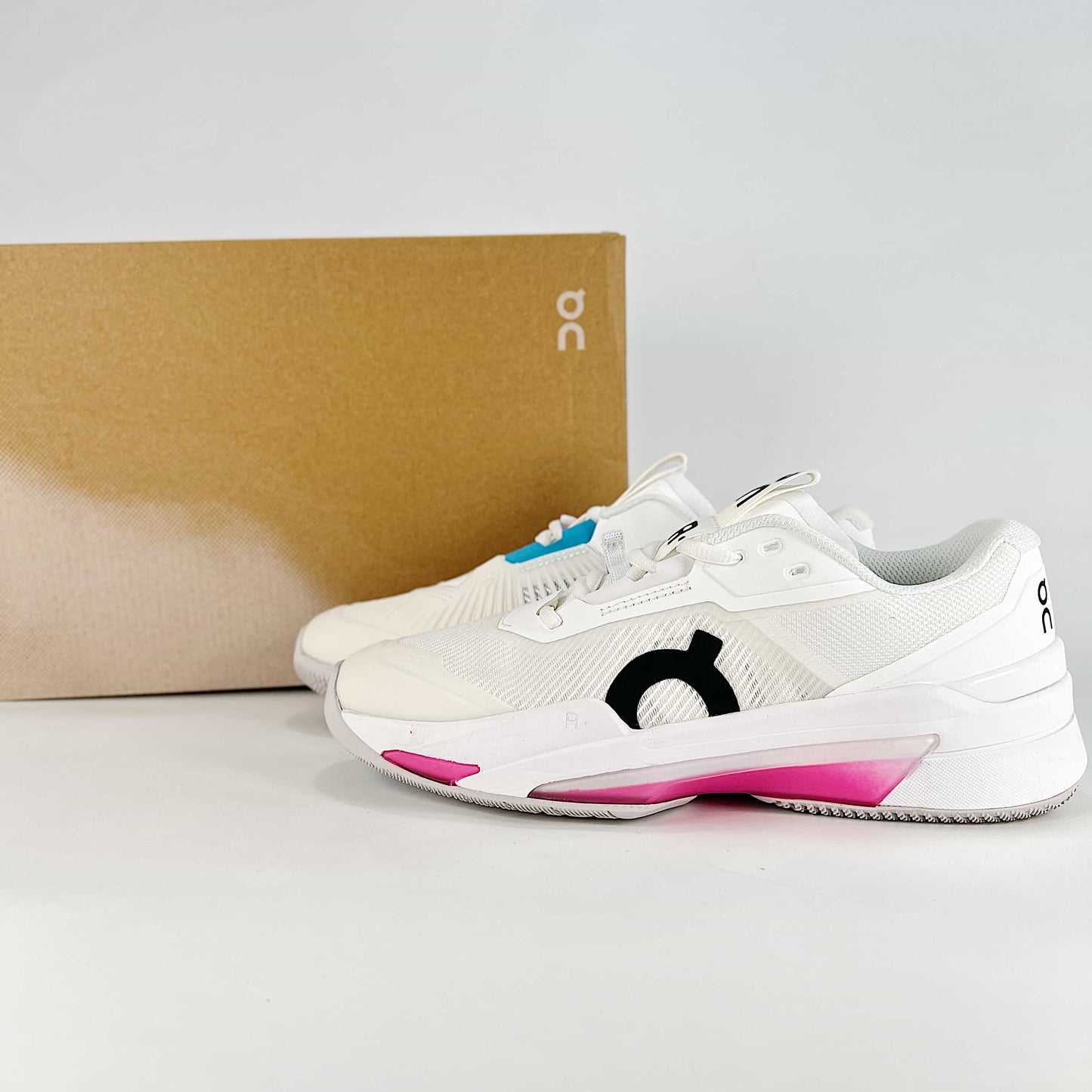 On The Roger Slam – White & Ice Grey Unisex Breathable Anti-Slip Shock-Absorbing Tennis Shoes