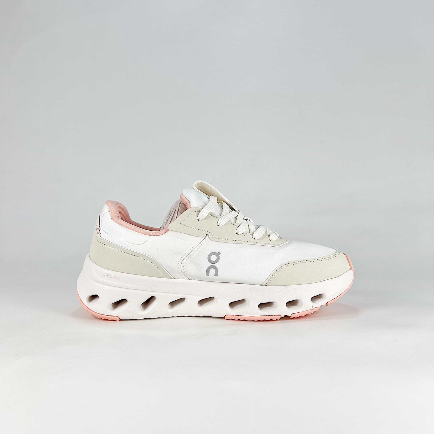 On The Roger Wildcard – White & Cream Unisex Premium Retro Tennis Comfortable Versatile Lifestyle Sneakers