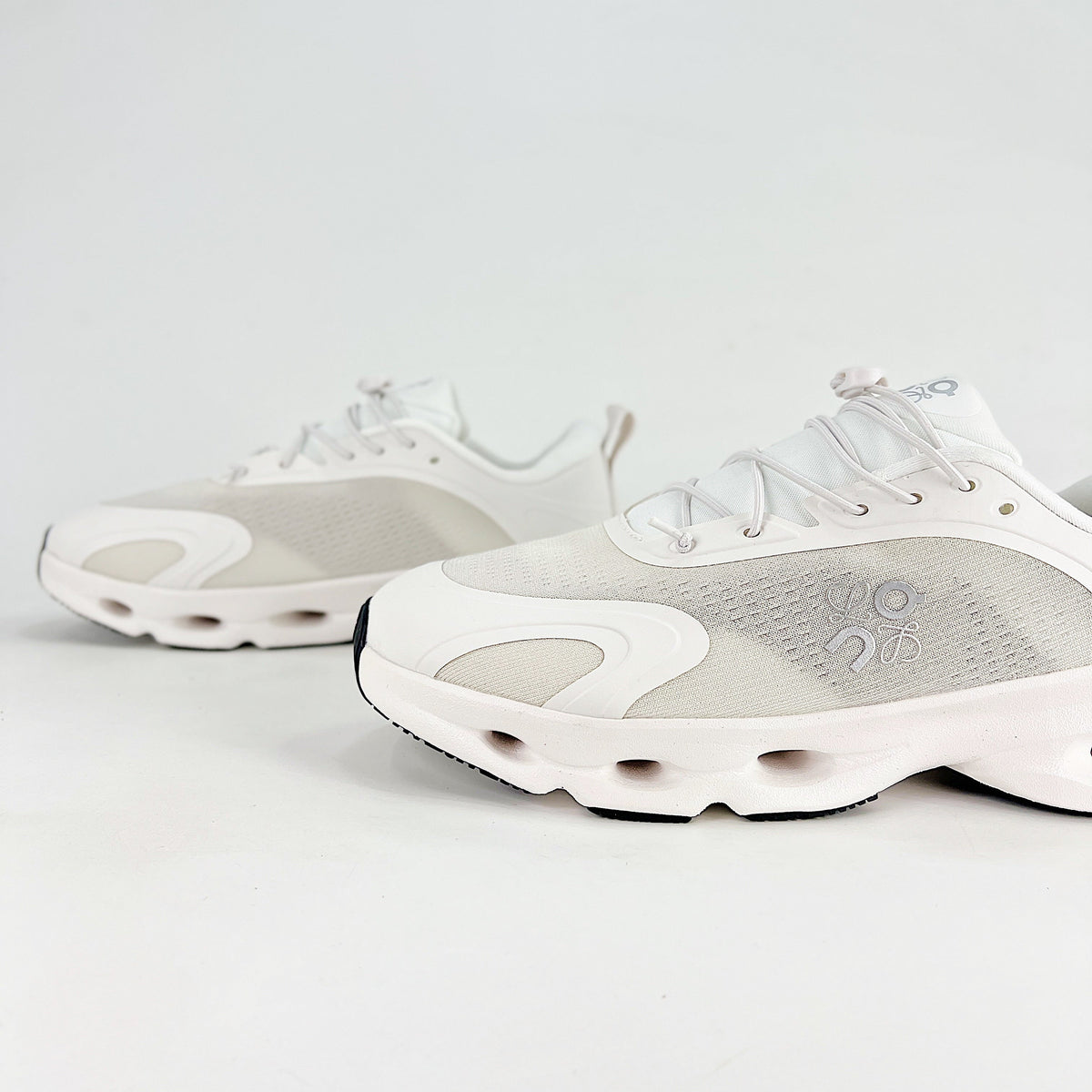 Loewe × On Cloudsolo – Unisex Lightweight Breathable Luxury Collaborative Running Shoes | White & Pearl Gray