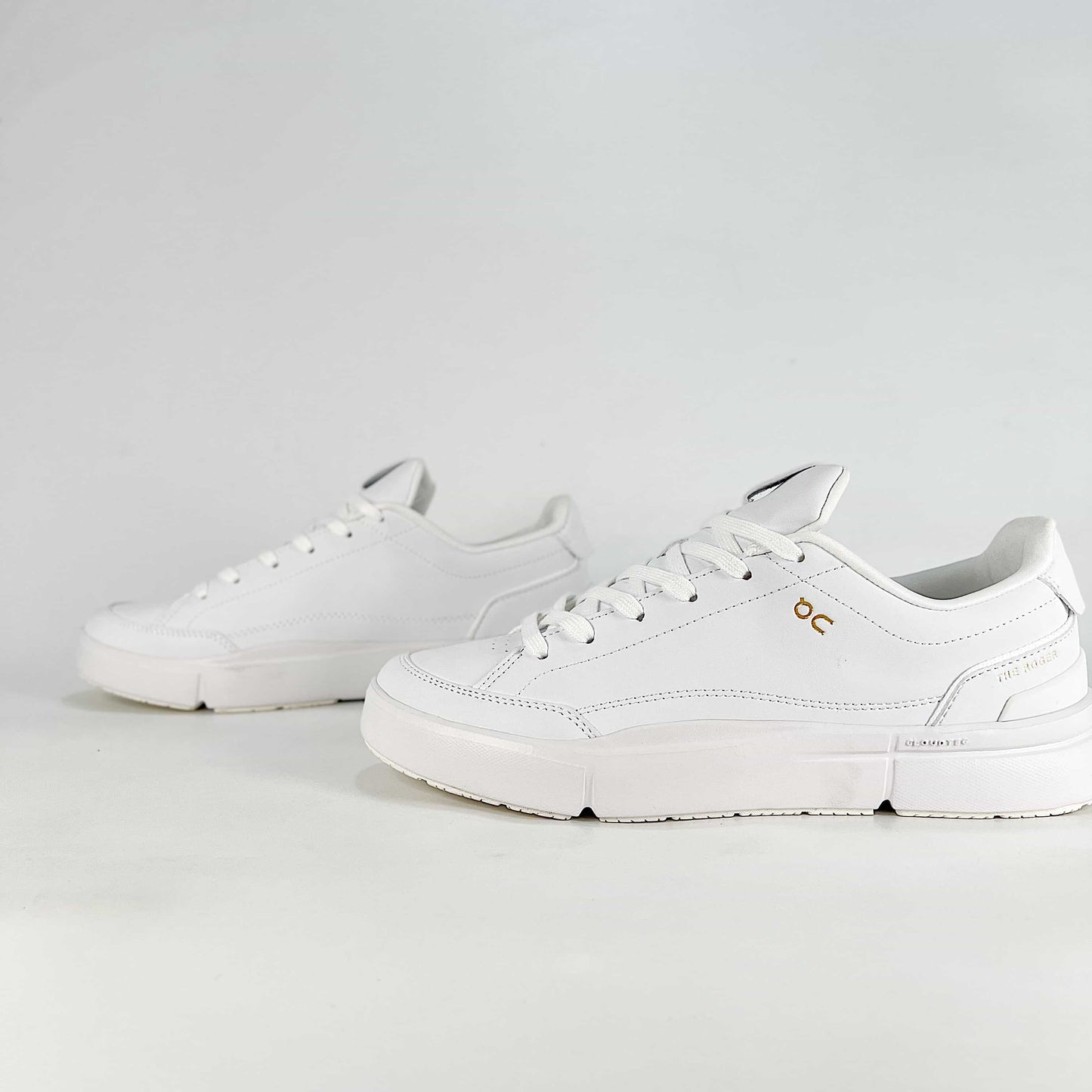 On The Roger Advantage – Triple White Unisex Premium Leather Retro Tennis Lifestyle Sneakers
