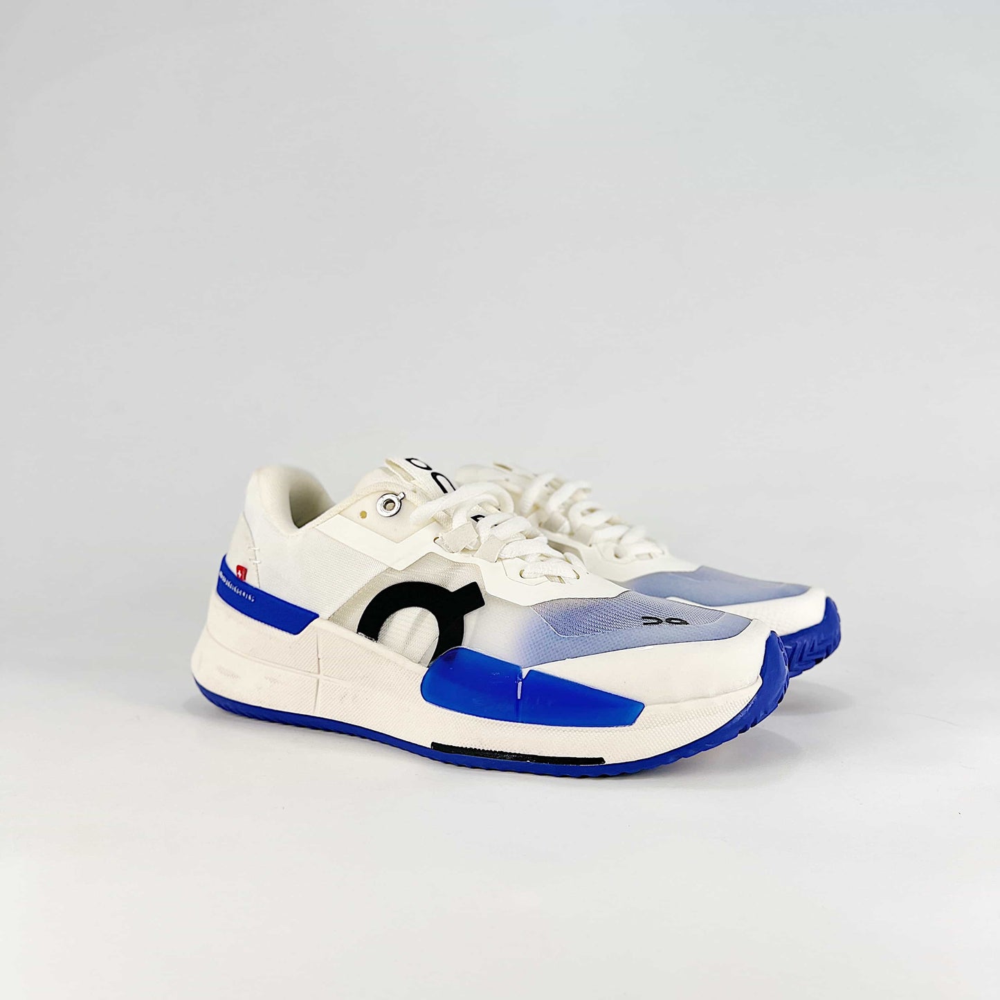 On The Roger Pro 2 – Black & White Unisex Breathable Anti-Slip Shock-Absorbing Tennis Shoes