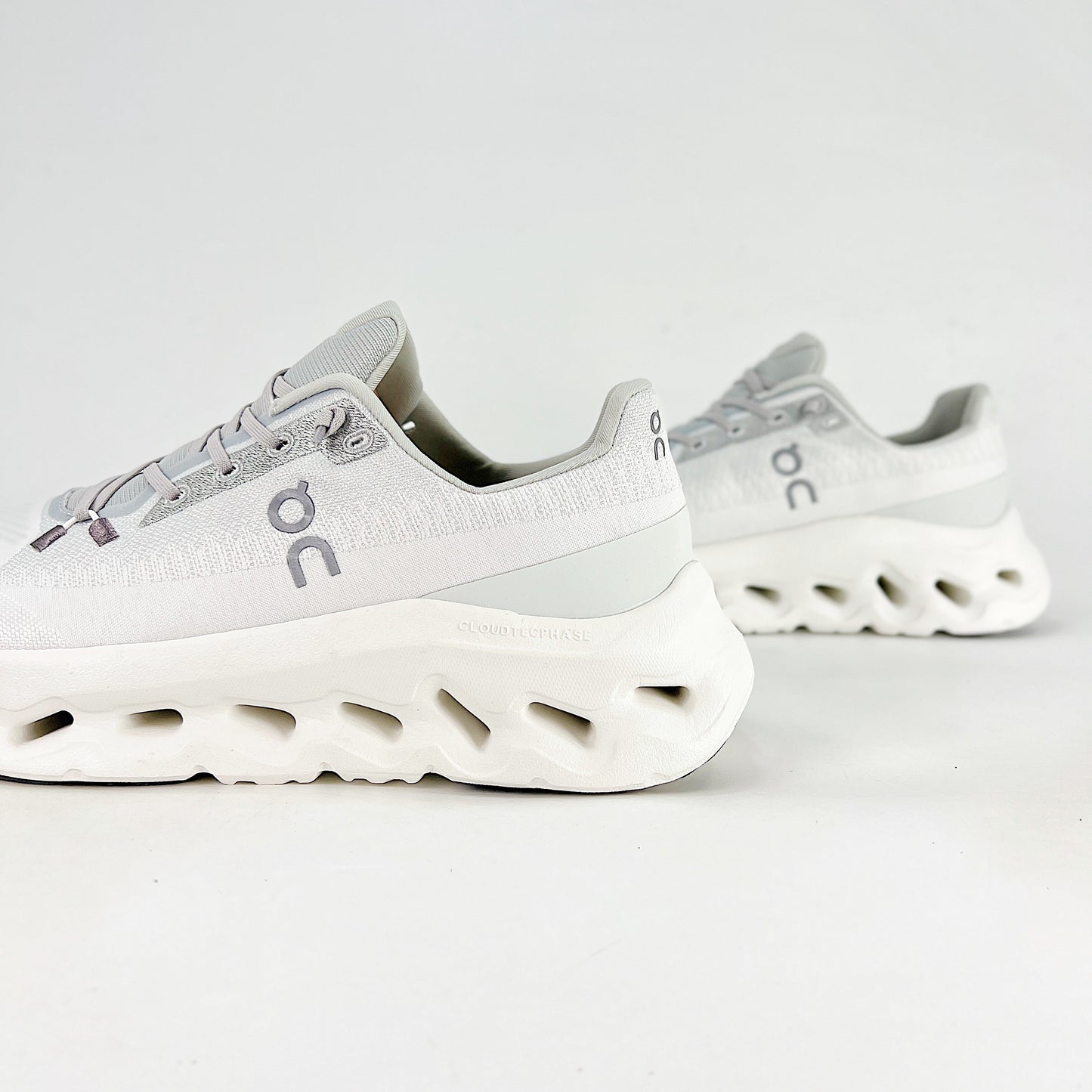 On Running Cloudeclipse – Grey & White Unisex High-Performance Road Running Shoes