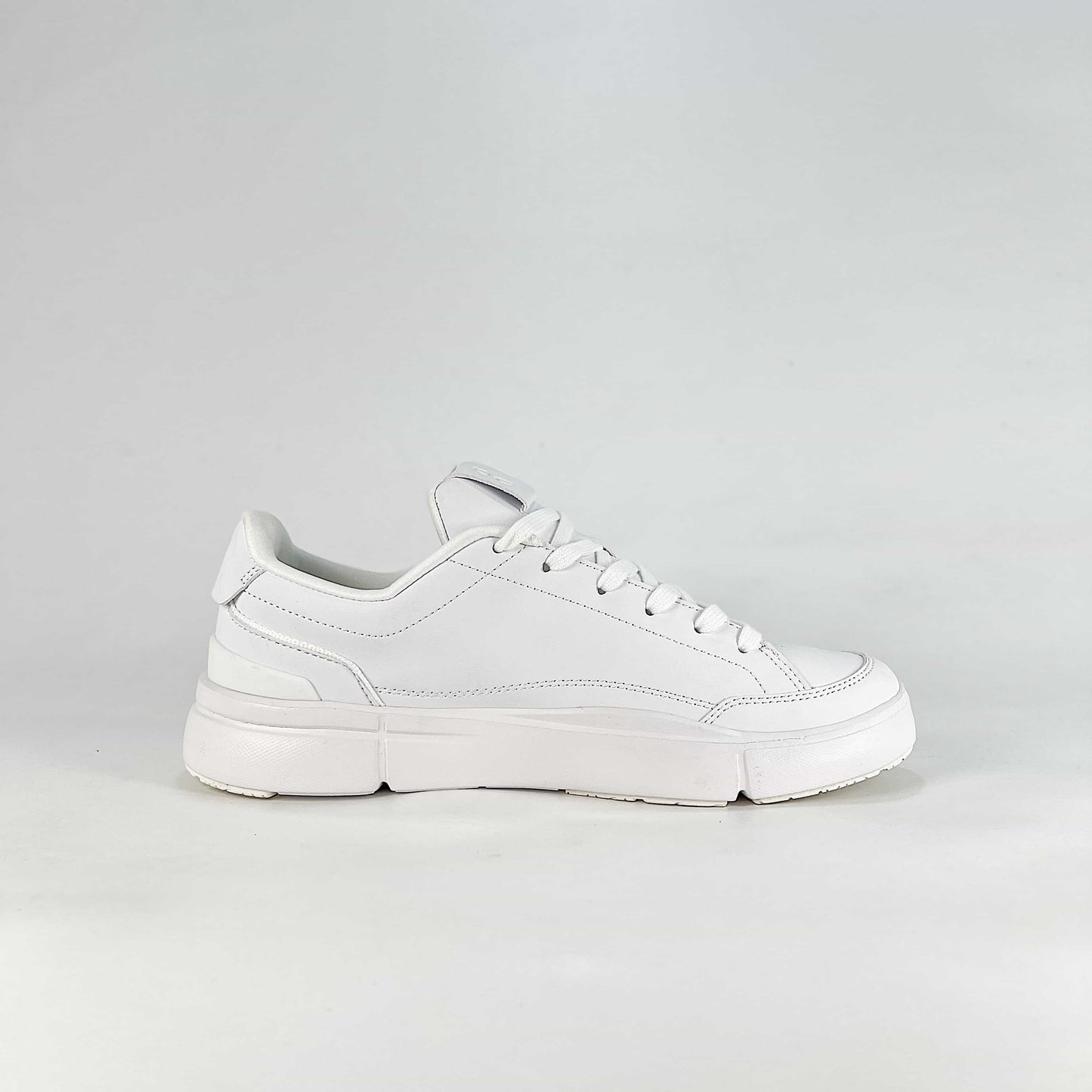 On The Roger Advantage – Triple White Unisex Premium Leather Retro Tennis Lifestyle Sneakers