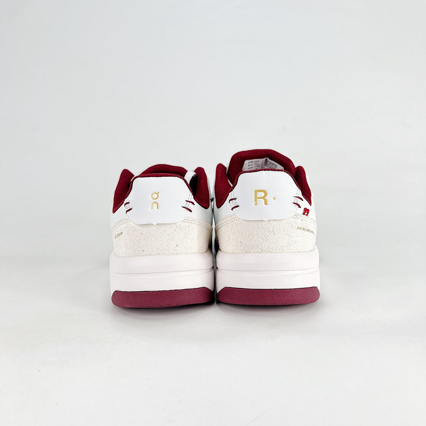 On The Roger Advantage – Triple White Unisex Premium Leather Retro Tennis Lifestyle Sneakers（副本）