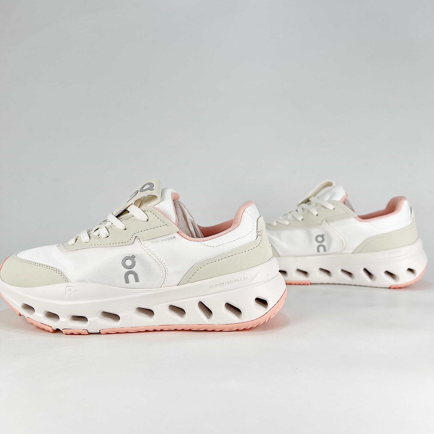 On The Roger Wildcard – White & Cream Unisex Premium Retro Tennis Comfortable Versatile Lifestyle Sneakers